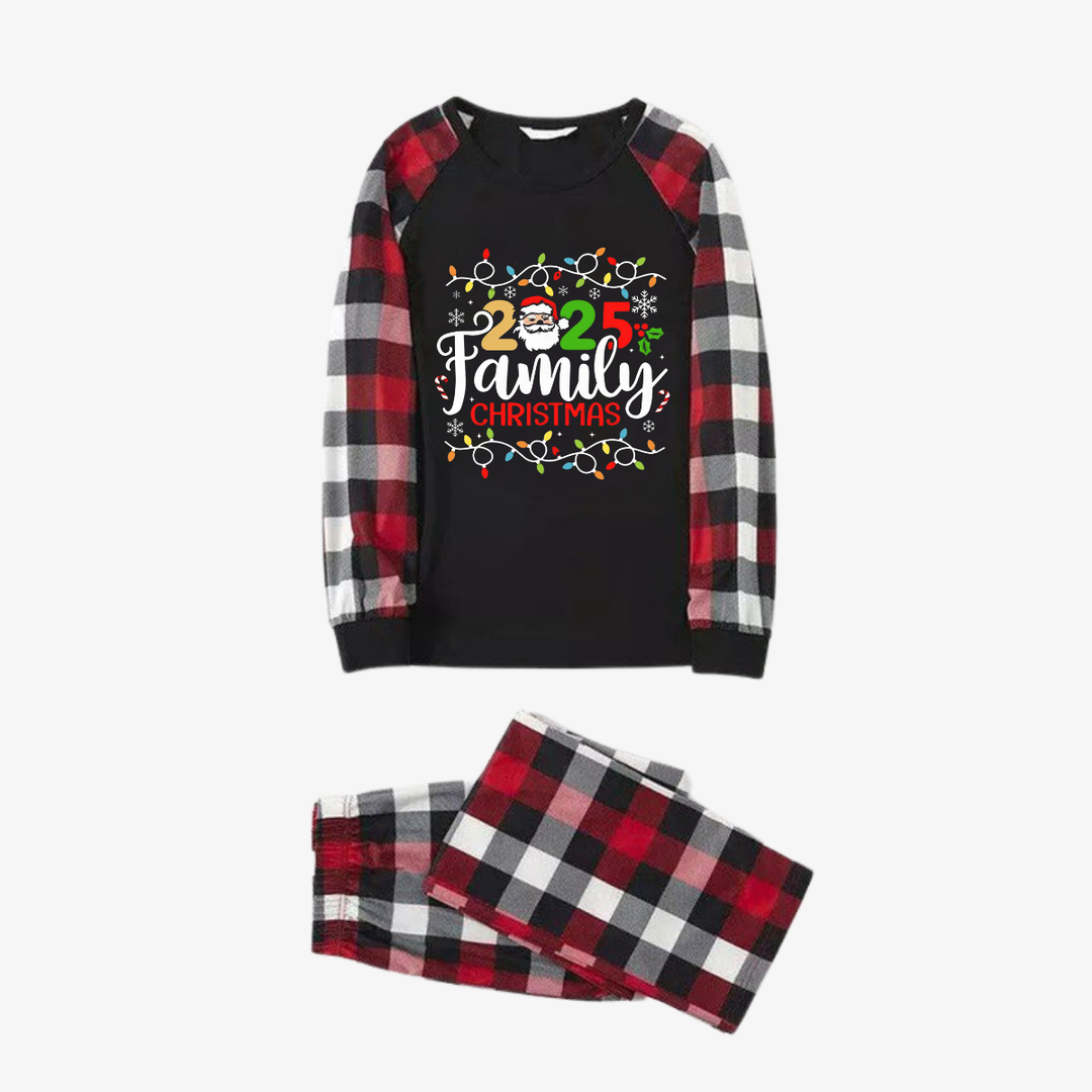 Mirla | Röd och Grå Rutiga Julpyjamas-Set med Julbelysning och 2025 Familjejul Texttryck-Eva Jonsson