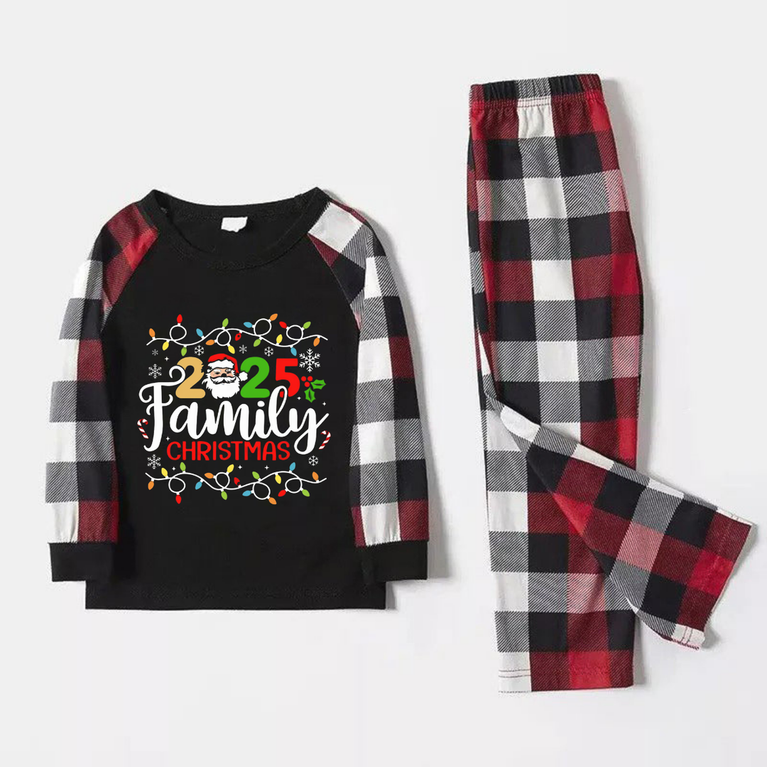 Mirla | Röd och Grå Rutiga Julpyjamas-Set med Julbelysning och 2025 Familjejul Texttryck-Eva Jonsson