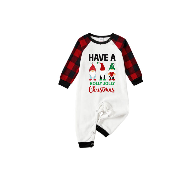 Mirla | Röd och Svart Rutig Julpyjamason med Gnomies Familj och Have A Holly Jolly Christmas Slogan Tryck-Eva Jonsson