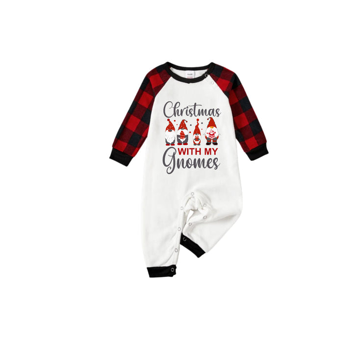 Mirla | Röd och Svart Rutigt Julpyjamas-Set med Gnomfamilj och "Christmas With My Gnome" Slogantryck-Eva Jonsson