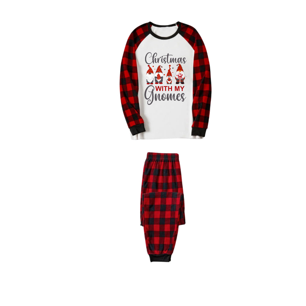 Mirla | Röd och Svart Rutigt Julpyjamas-Set med Gnomfamilj och "Christmas With My Gnome" Slogantryck-Eva Jonsson