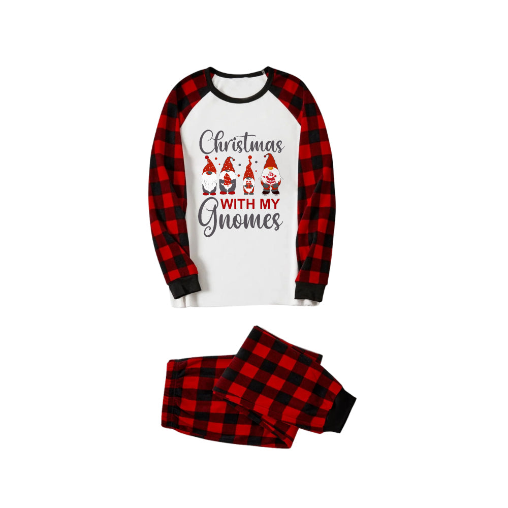 Mirla | Röd och Svart Rutigt Julpyjamas-Set med Gnomfamilj och "Christmas With My Gnome" Slogantryck-Eva Jonsson
