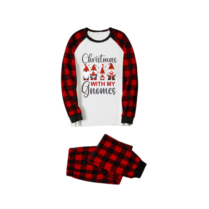 Mirla | Röd och Svart Rutigt Julpyjamas-Set med Gnomfamilj och "Christmas With My Gnome" Slogantryck-Eva Jonsson
