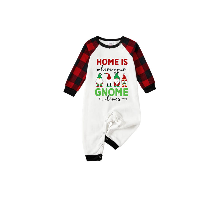 Mirla | Röd och Svart Rutigt Julpyjamas-Set med Gnomier Familj och Jul-Slogan-Tryck-Eva Jonsson
