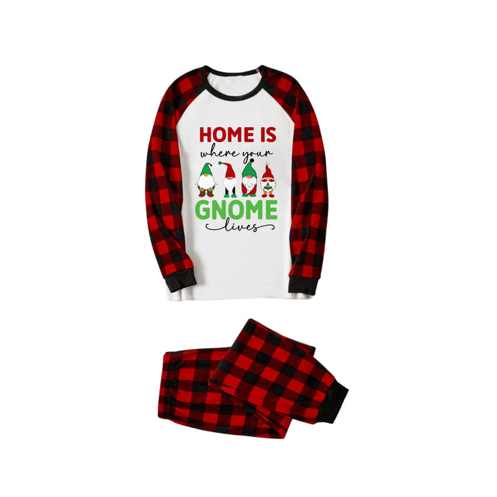 Mirla | Röd och Svart Rutigt Julpyjamas-Set med Gnomier Familj och Jul-Slogan-Tryck-Eva Jonsson