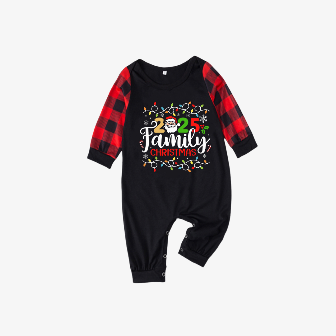 Mirla | Röd och Svart Rutigt Julpyjamas-Set med Julbelysning och 2025 Familjejultexttryck-Eva Jonsson