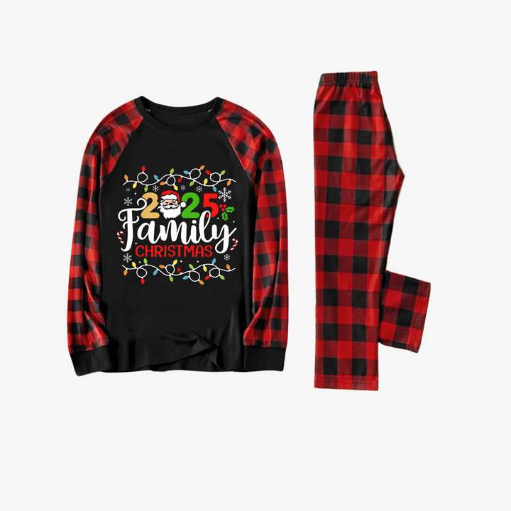 Mirla | Röd och Svart Rutigt Julpyjamas-Set med Julbelysning och 2025 Familjejultexttryck-Eva Jonsson