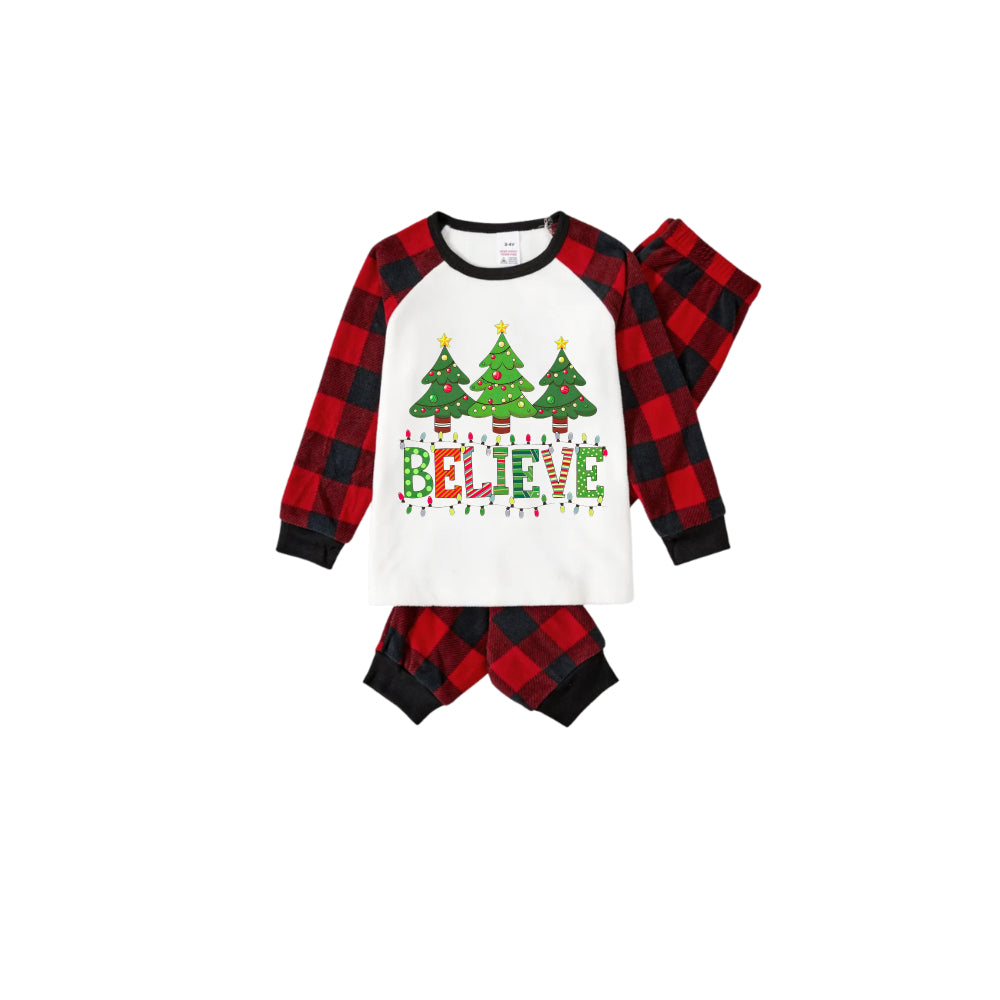 Mirla | Röd och Svart Rutigt Julpyjamas-Set med Julgran och Believe-Tryck-Eva Jonsson
