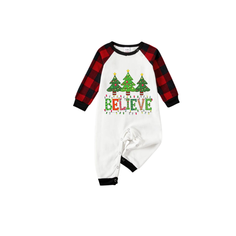 Mirla | Röd och Svart Rutigt Julpyjamas-Set med Julgran och Believe-Tryck-Eva Jonsson