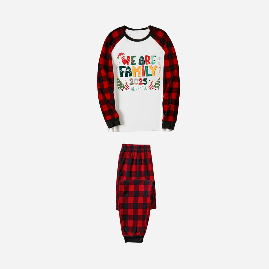 Mirla | Röd och Svart Rutigt Julpyjamas-Set med Vi Är Familj Färgglad Texttryck-Eva Jonsson