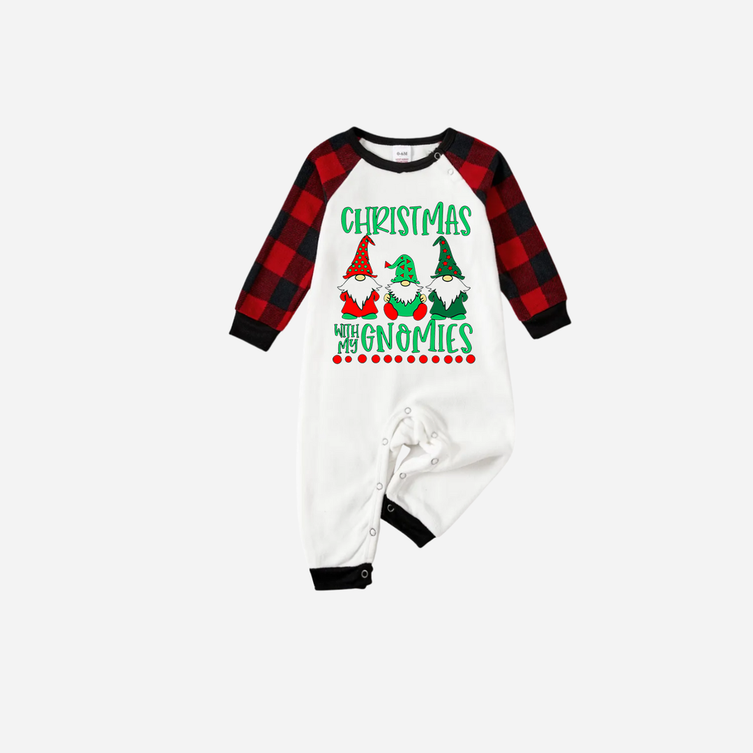 Mirla | Röda och Svarta Rutig Julpyjamas med Christmas With My Gnomies Texttryck-Eva Jonsson