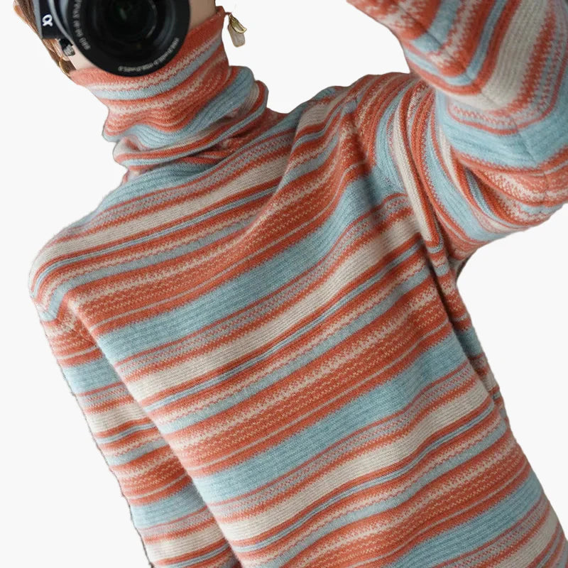 Mirla | Rullkragepullover I Retro Randmönster - Modern Vintertröja för Vardag och Fritid-Eva Jonsson