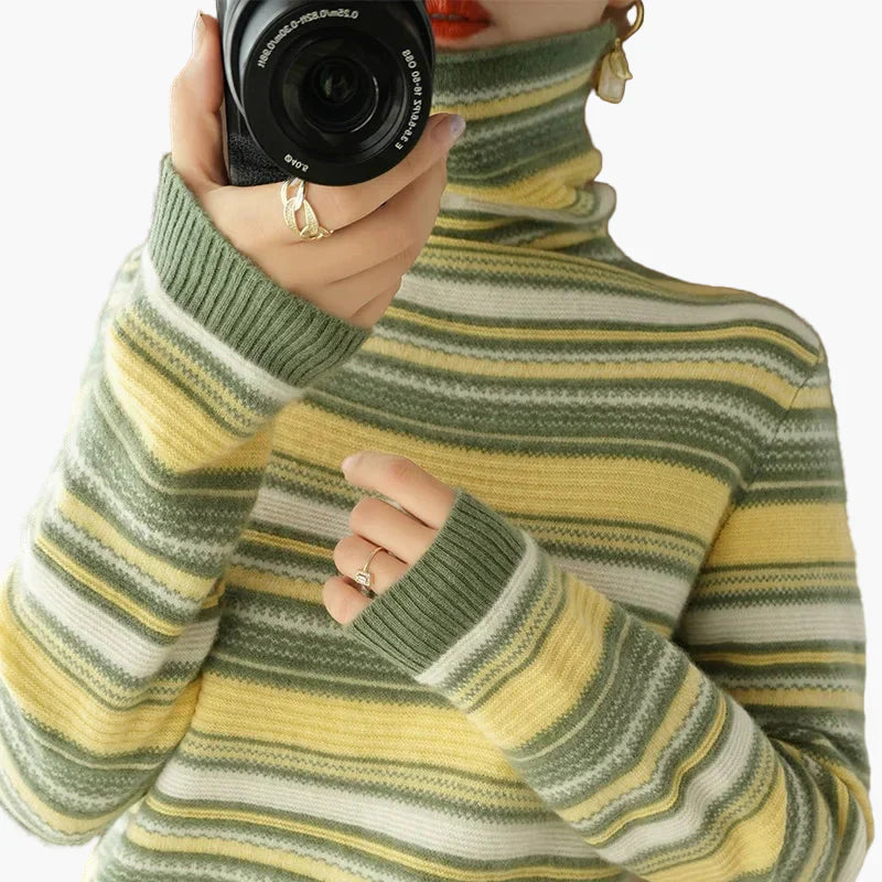 Mirla | Rullkragepullover I Retro Randmönster - Modern Vintertröja för Vardag och Fritid-Eva Jonsson