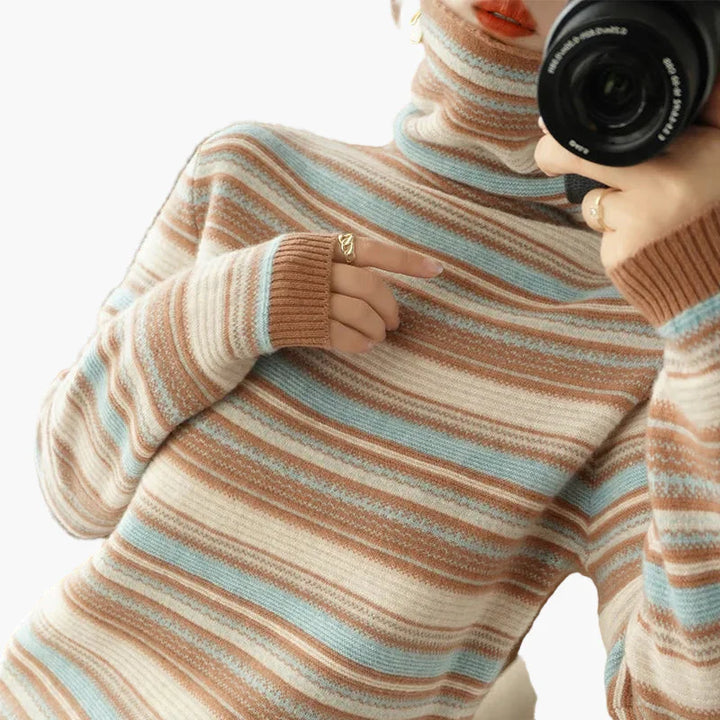 Mirla | Rullkragepullover I Retro Randmönster - Modern Vintertröja för Vardag och Fritid-Eva Jonsson