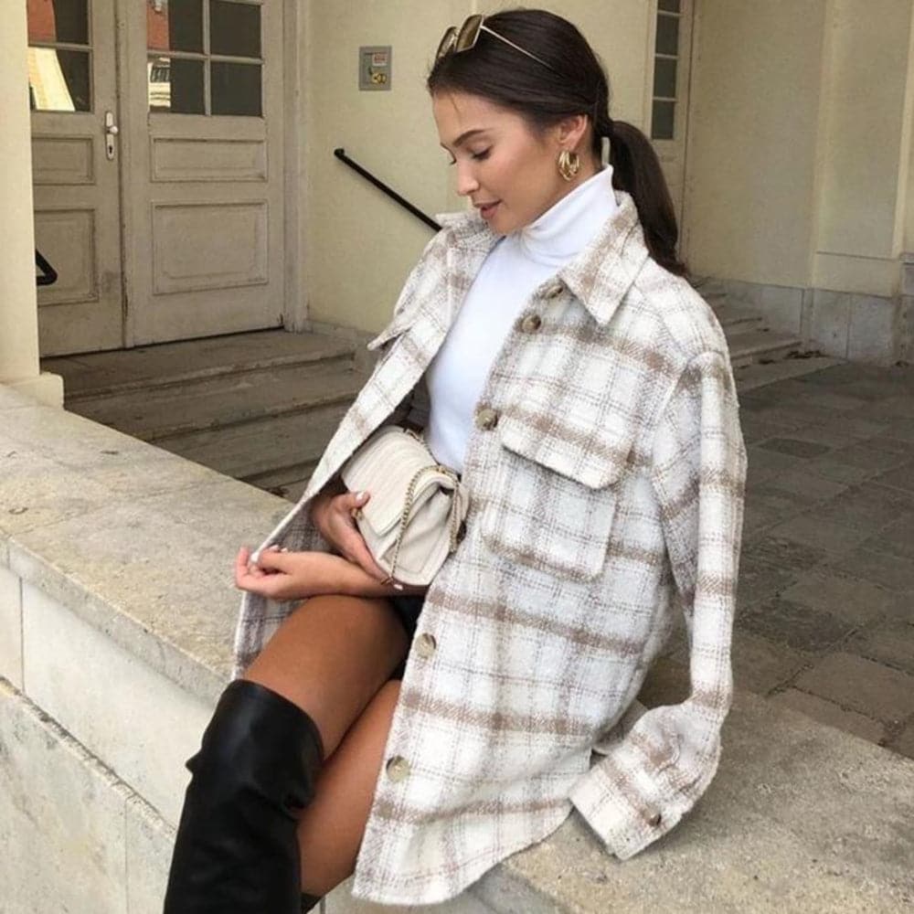 Mirla | Skjortjacka Oversized Passform Mjuk och Lätt Knapplåsning och Bröstfickor-Eva Jonsson