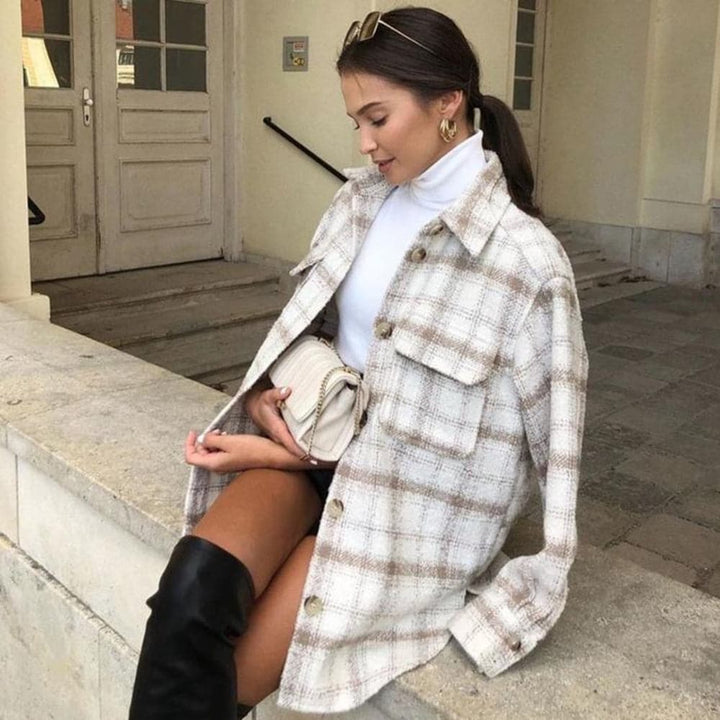 Mirla | Skjortjacka Oversized Passform Mjuk och Lätt Knapplåsning och Bröstfickor-Eva Jonsson