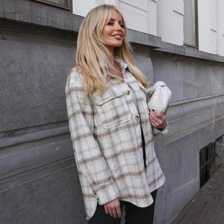 Mirla | Skjortjacka Oversized Passform Mjuk och Lätt Knapplåsning och Bröstfickor-Eva Jonsson