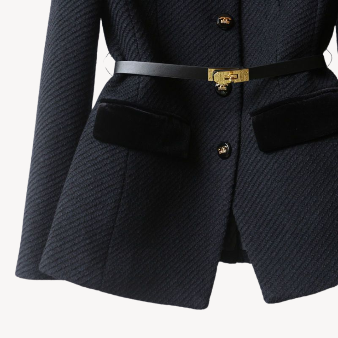 Mirla | Skräddarsydd Bältesblazer – Samt Detalj & Guldton-Finish-Eva Jonsson