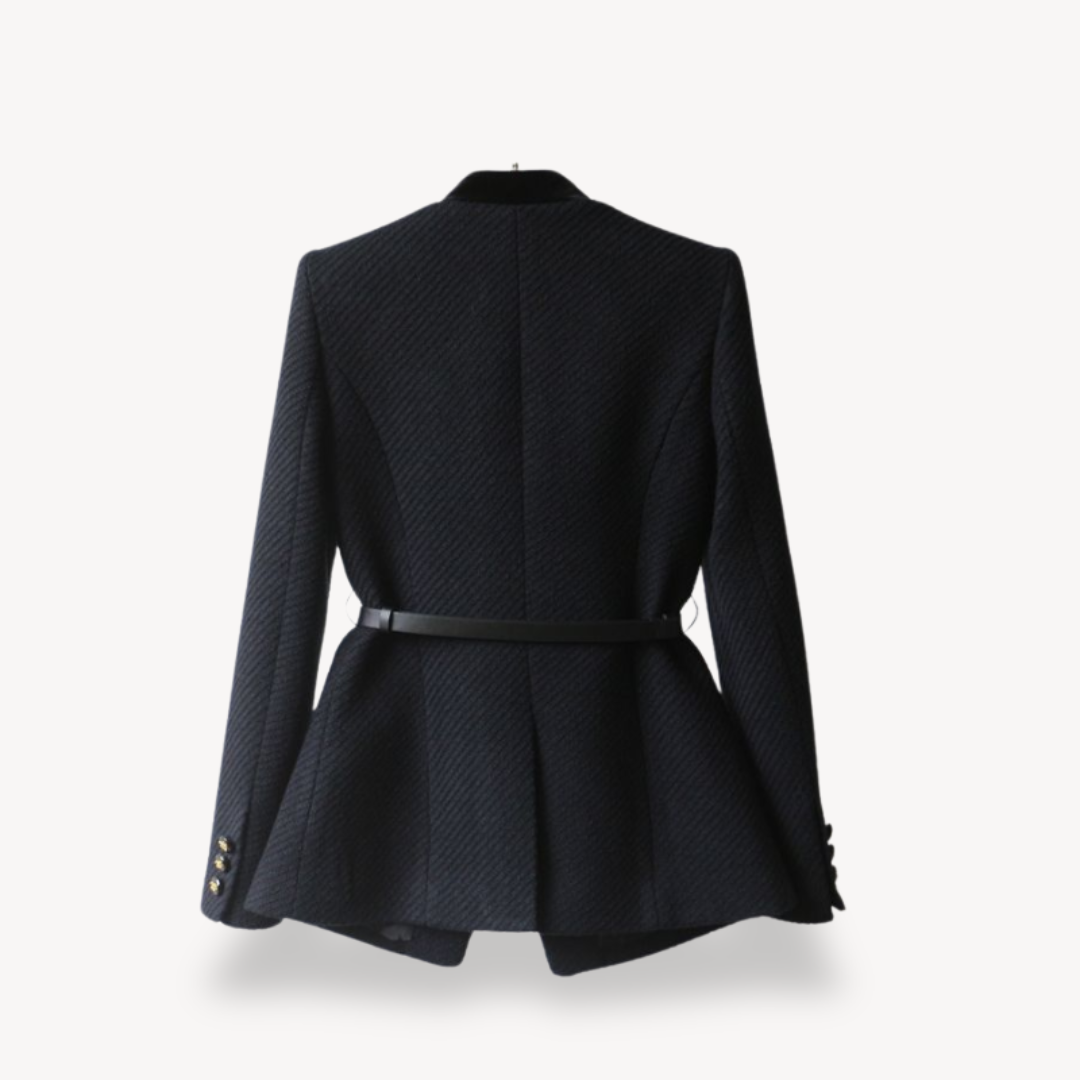 Mirla | Skräddarsydd Bältesblazer – Samt Detalj & Guldton-Finish-Eva Jonsson