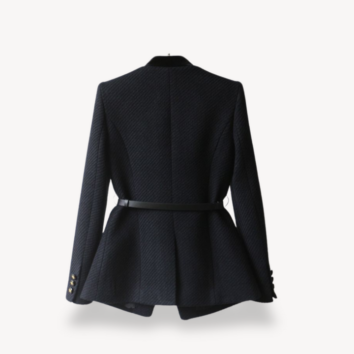 Mirla | Skräddarsydd Bältesblazer – Samt Detalj & Guldton-Finish-Eva Jonsson