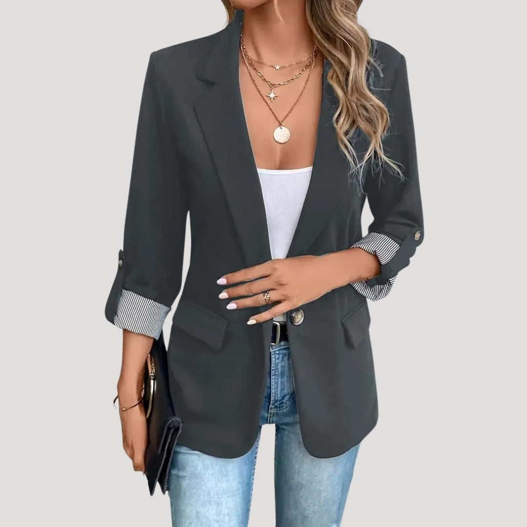 Mirla | Skräddarsydd Blazer – Klassisk Enknappsknappning med Slagärmar-Eva Jonsson
