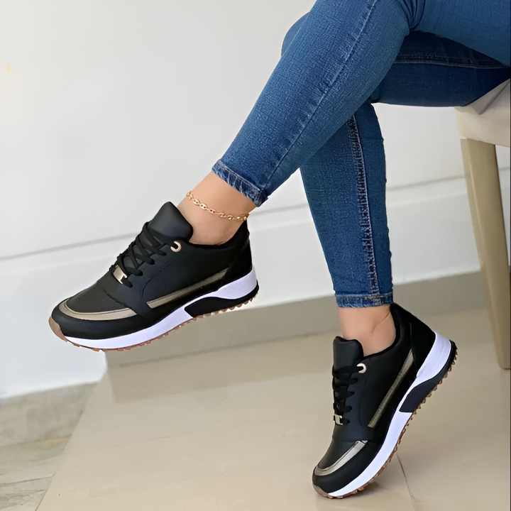Mirla | Stiliga Svarta Sneakers med Metalliska Accenter för Damer-Eva Jonsson
