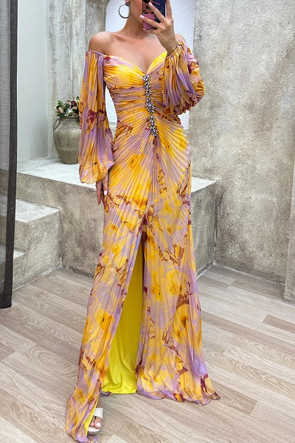 Mirla | Sunset Serenade Tryckt Off-Shoulder Maxiklänning med Diamantdekorationer och Fållkjolar med Slits-Eva Jonsson