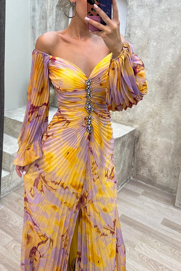 Mirla | Sunset Serenade Tryckt Off-Shoulder Maxiklänning med Diamantdekorationer och Fållkjolar med Slits-Eva Jonsson