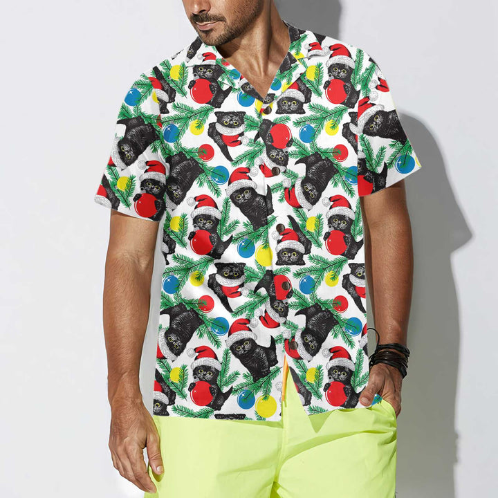 Mirla | Svart Katt med Jultomtemössa Hawaiian Shirt Roligt Julkatt T-Shirt-Eva Jonsson