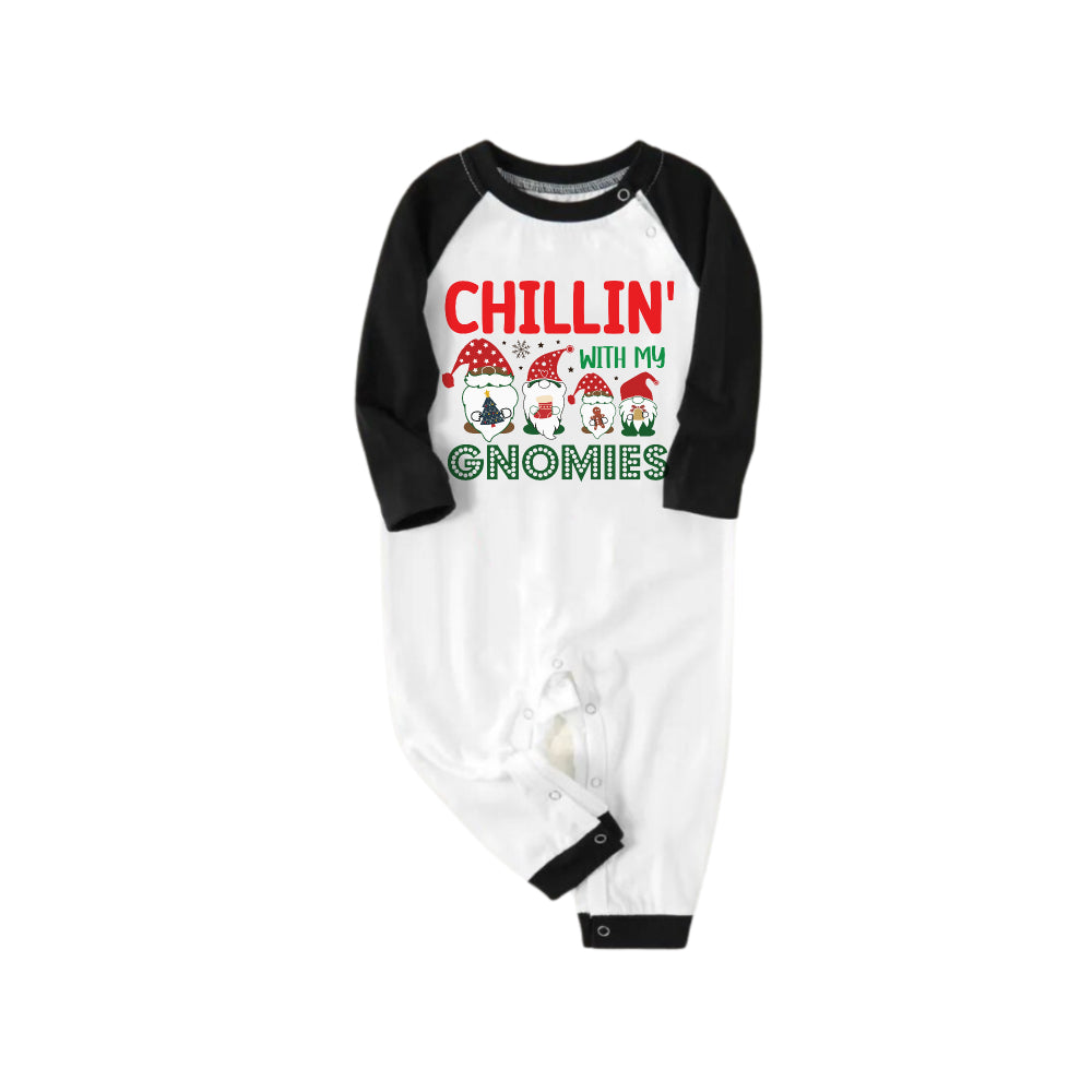 Mirla | Svart Raglan-Overdel Grönt Rutmönster Jul-Pyjamas-Set med Tomtar och Helgtext-Eva Jonsson
