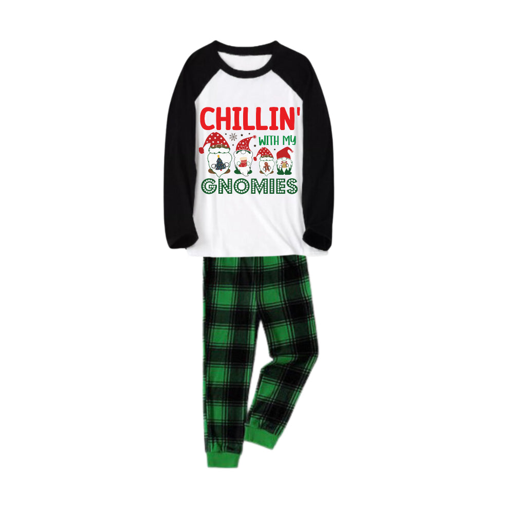 Mirla | Svart Raglan-Overdel Grönt Rutmönster Jul-Pyjamas-Set med Tomtar och Helgtext-Eva Jonsson