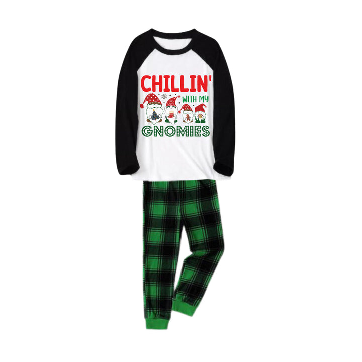 Mirla | Svart Raglan-Overdel Grönt Rutmönster Jul-Pyjamas-Set med Tomtar och Helgtext-Eva Jonsson
