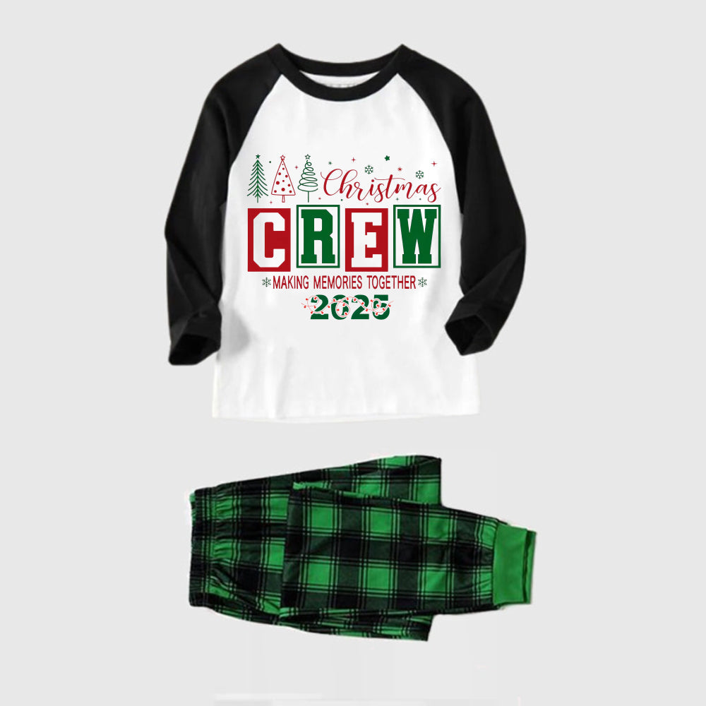 Mirla | Svart Raglan-Topp Grönt Rutmönster Jul-Pyjamas-Set med Jul-Crowd-Semestertext-Eva Jonsson