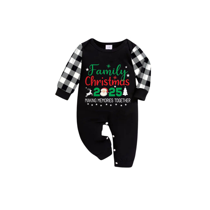 Mirla | Svart-Vitt Rutig Kortärmad Julpyjamas-Set med Festligt Mönster och Typografisk Design-Eva Jonsson