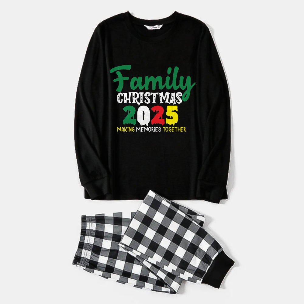 Mirla | Svart-Vitt Rutigt Julpyjamas-Set med Familjens Jul 2025 Skapa Minnen Tillsammans Festlig Färgglad Texttryck-Eva Jonsson