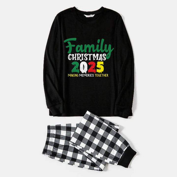 Mirla | Svart-Vitt Rutigt Julpyjamas-Set med Familjens Jul 2025 Skapa Minnen Tillsammans Festlig Färgglad Texttryck-Eva Jonsson