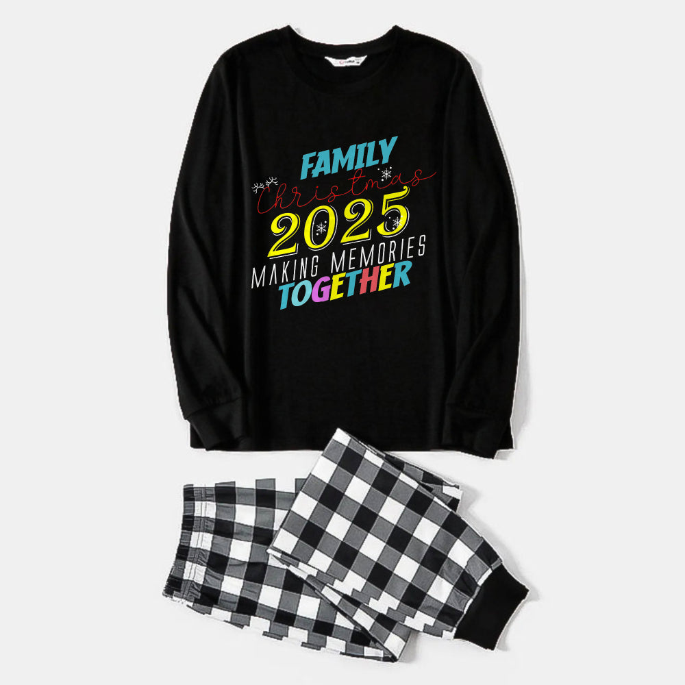 Mirla | Svart-Vitt Rutigt Julpyjamas-Set med Färggrafisk Texttryck Familjens Jul 2025 Skapa Minnen Tillsammans-Eva Jonsson