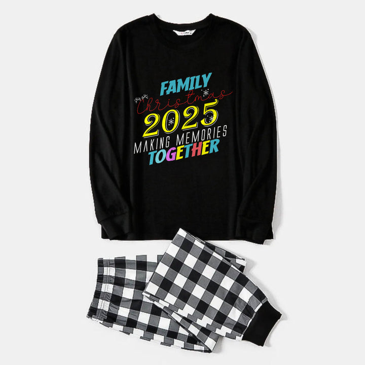 Mirla | Svart-Vitt Rutigt Julpyjamas-Set med Färggrafisk Texttryck Familjens Jul 2025 Skapa Minnen Tillsammans-Eva Jonsson