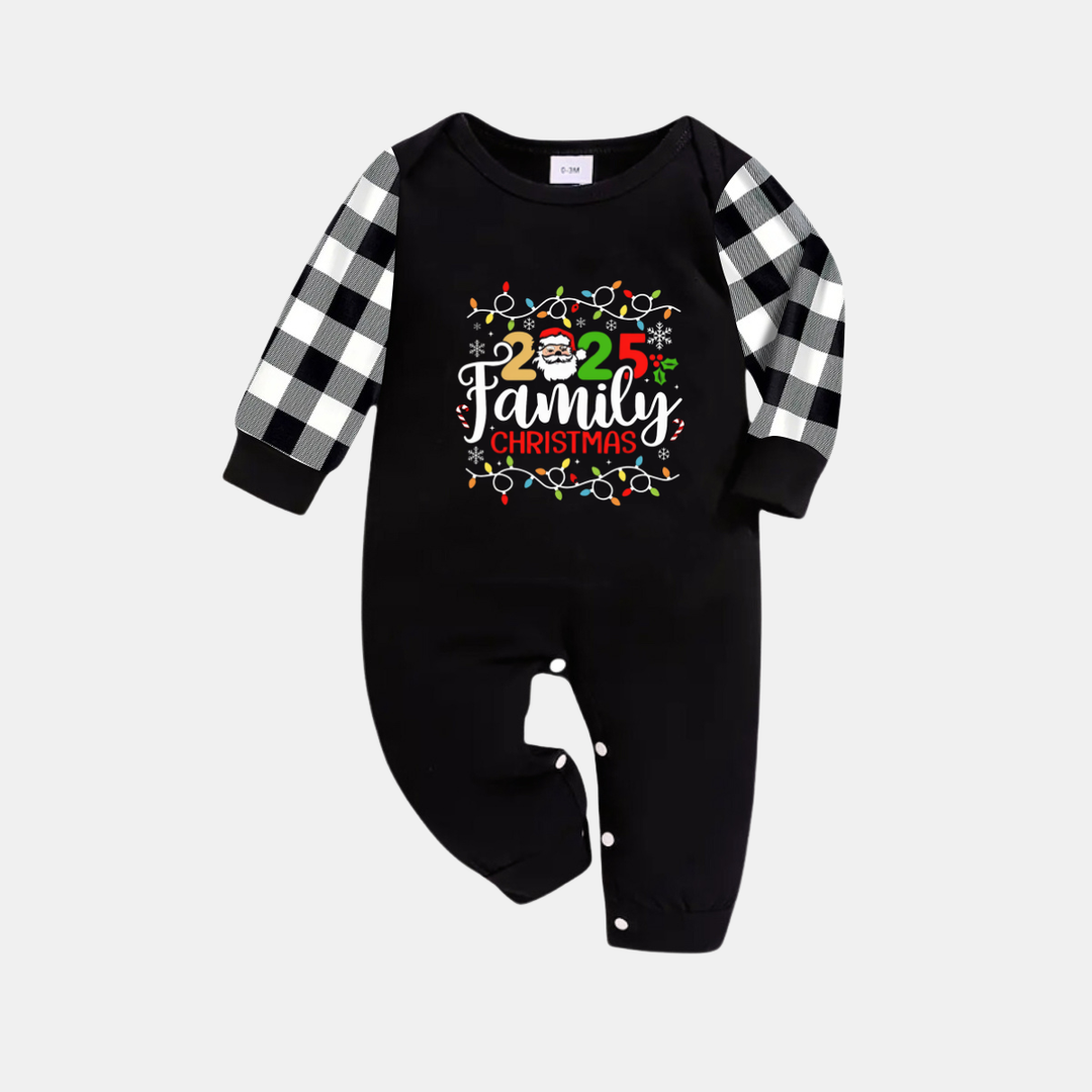 Mirla | Svart-Vitt Rutigt Julpyjamas-Set med Julbelysning och 2025 Familjejultexttryck-Eva Jonsson