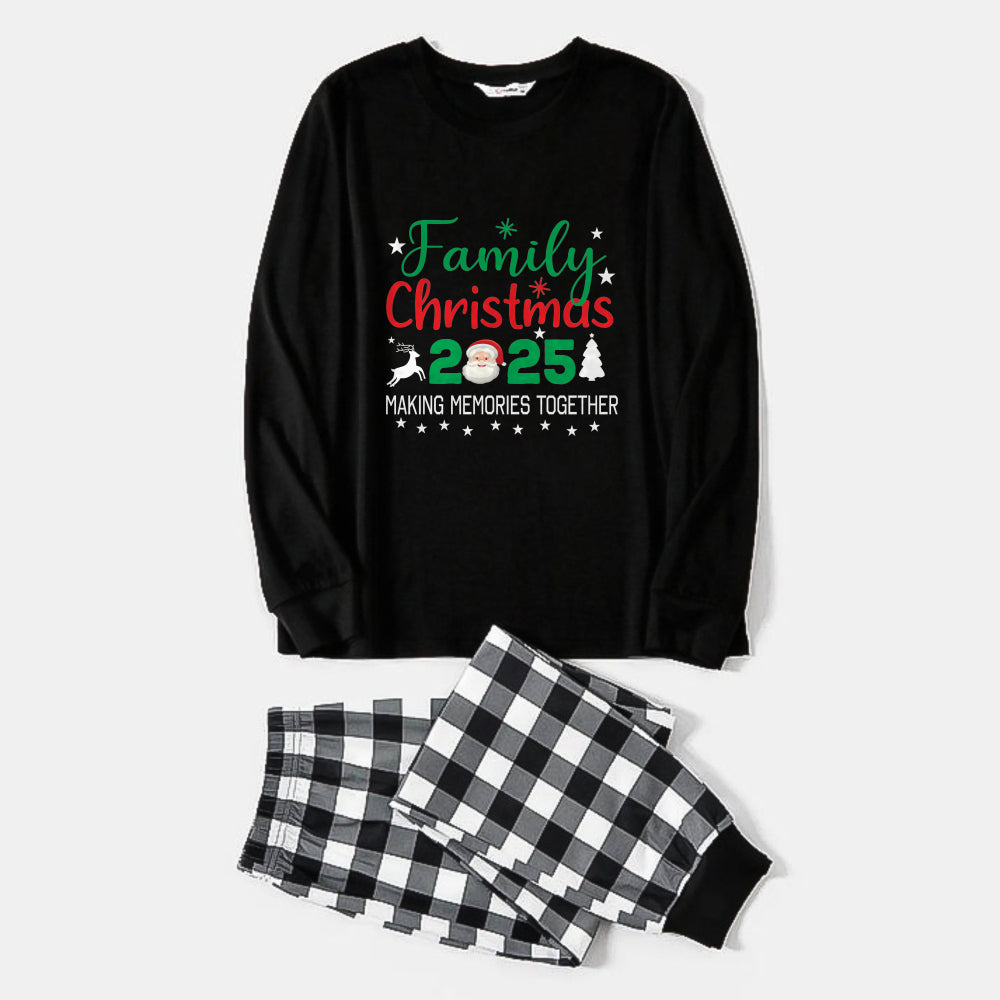 Mirla | Svart och Vit Rutig Julpyjamas-Set med Santa och Familjejul 2025 Skapa Minnen Tillsammans Festlig Färgglad Texttryck-Eva Jonsson