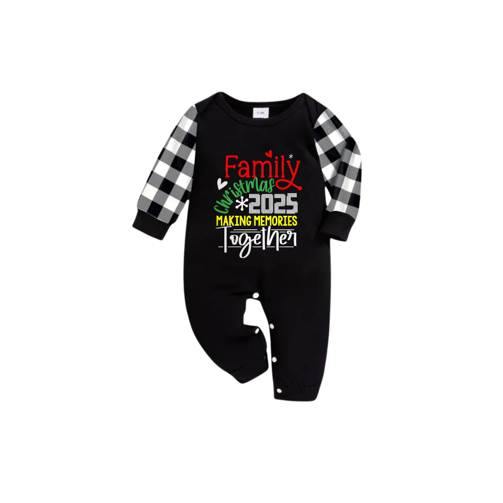 Mirla | Svart och Vit Rutig Kortärmad Jul-Pyjamas-Set med Julglädje-Tryck-Eva Jonsson