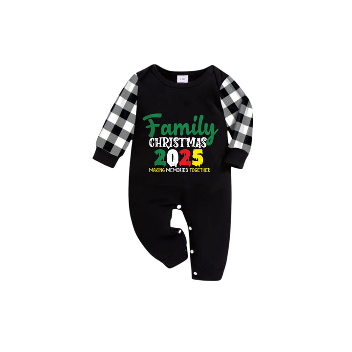 Mirla | Svart och Vit Rutig Kortärmad Julpyjamas-Set med Högtidlig Slogan-Tryck-Eva Jonsson