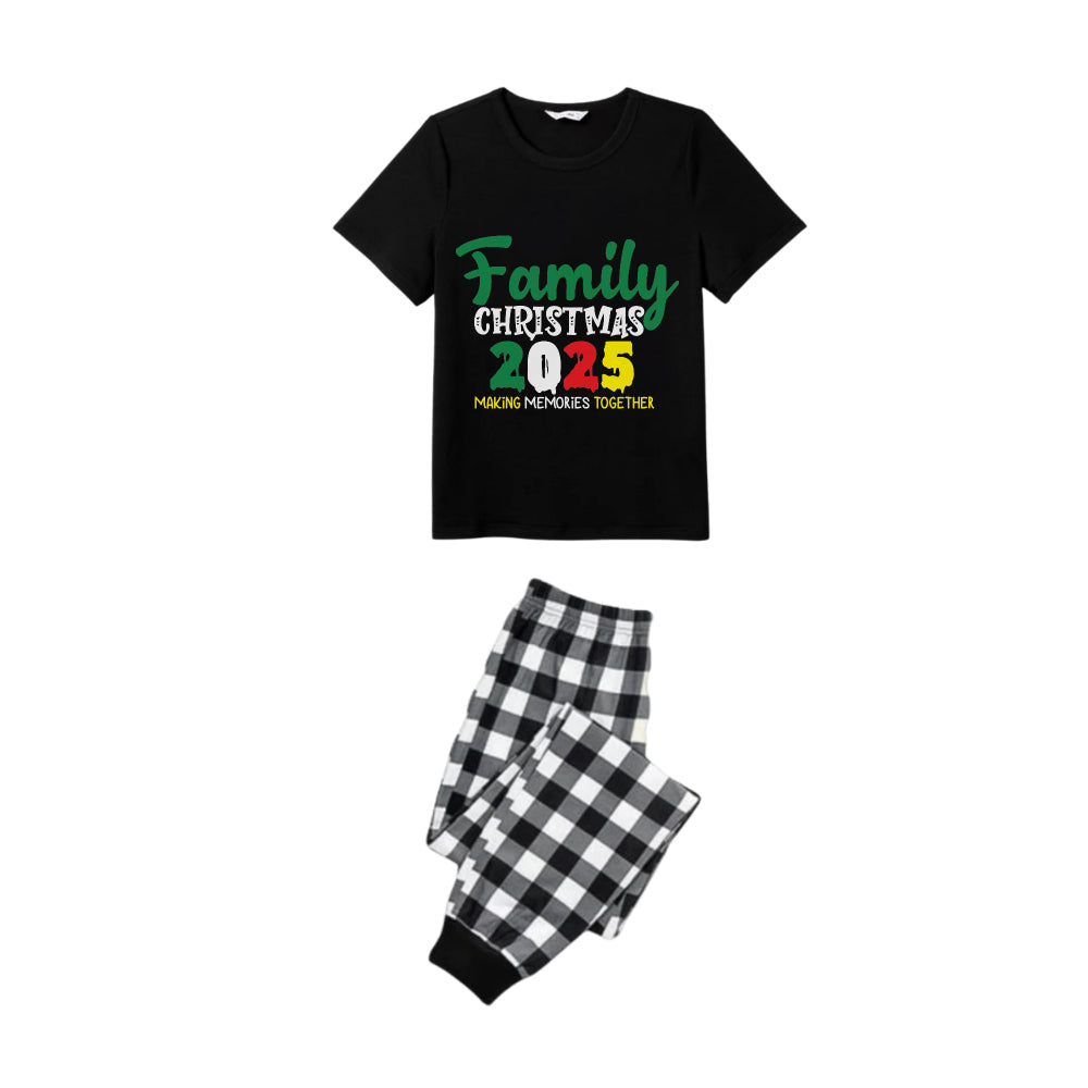 Mirla | Svart och Vit Rutig Kortärmad Julpyjamas-Set med Högtidlig Slogan-Tryck-Eva Jonsson