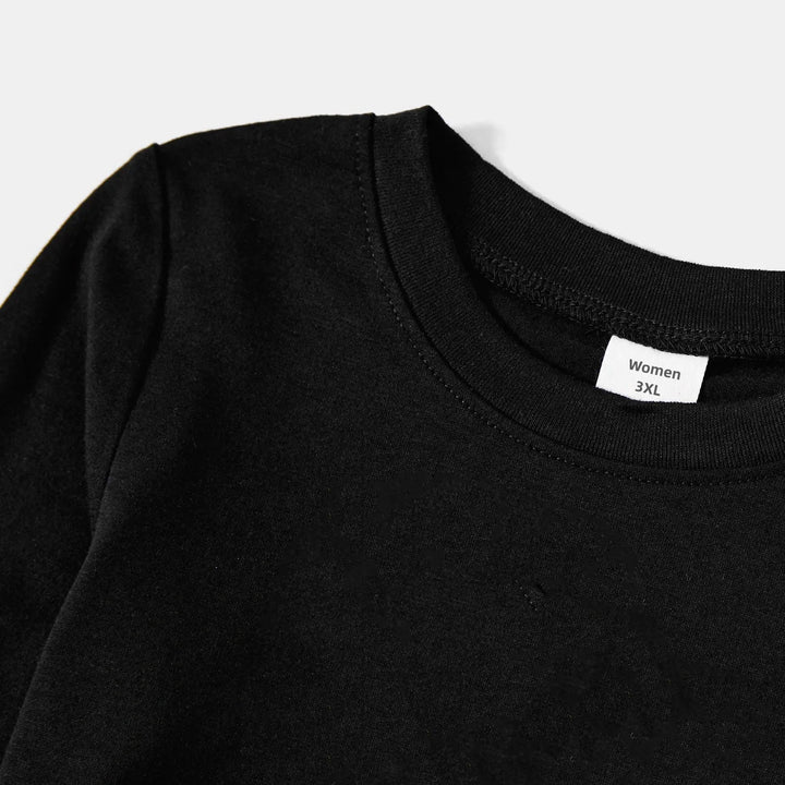 Mirla | Svart och Vit Rutigt Julpyjamas-Set med Färgglad Jul-Slogan-Tryck-Eva Jonsson