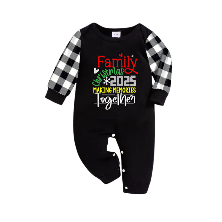Mirla | Svart och Vit Rutigt Julpyjamas-Set med Färgglad Jul-Slogan-Tryck-Eva Jonsson