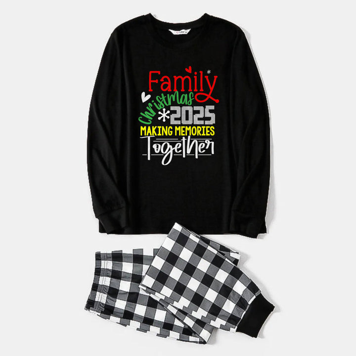 Mirla | Svart och Vit Rutigt Julpyjamas-Set med Färgglad Jul-Slogan-Tryck-Eva Jonsson