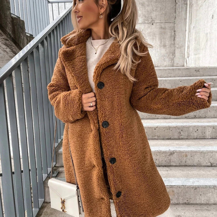 Mirla | Teddy Kappa Stora Storlekar Mjuk Faux Päls Knapplås-Eva Jonsson