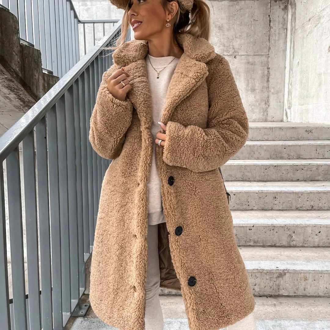 Mirla | Teddy Kappa Stora Storlekar Mjuk Faux Päls Knapplås-Eva Jonsson