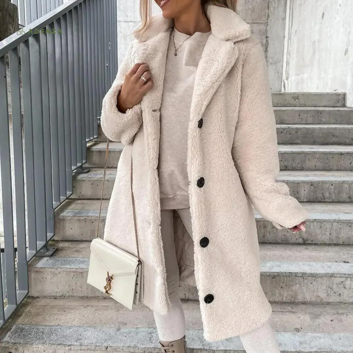 Mirla | Teddy-kappa Lång Oversized-snitt Mjuk och Varm Tryckknappsstängning och Bred Krage-Eva Jonsson