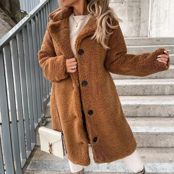 Mirla | Teddy-kappa Lång Oversized-snitt Mjuk och Varm Tryckknappsstängning och Bred Krage-Eva Jonsson